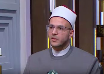 بالفيديو.. هل يجب على الزوجة خدمة والد زوجها؟.. أمين الفتوى يجيب