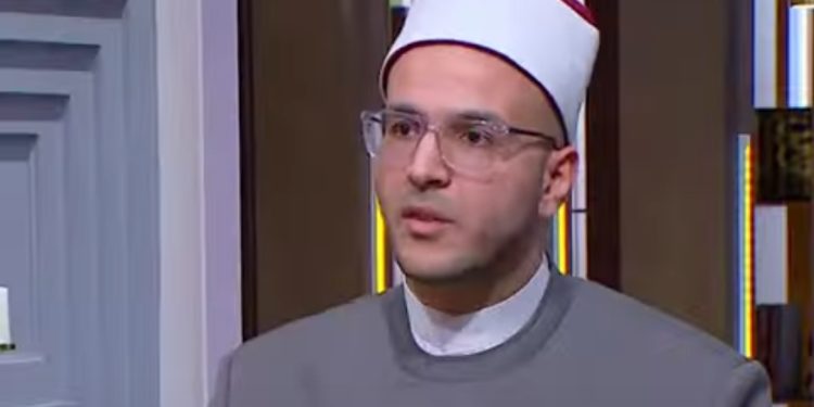 بالفيديو.. هل يجب على الزوجة خدمة والد زوجها؟.. أمين الفتوى يجيب