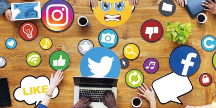 السوشيال ميديا: ثورة الاتصال التي غيرت وجه العال