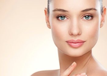 احمي نضارة بشرتك: 10 خطوات أساسية لمواجهة علامات الجفاف واستعادة الترطيب