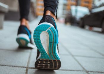 المشي إلى الخلف.. تقنية قديمة تعود بفوائد مذهلة منها تحسين الذاكرة وفقدان الوزن