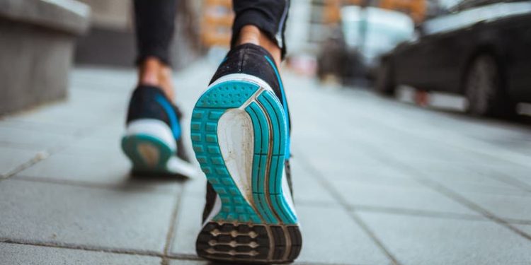 المشي إلى الخلف.. تقنية قديمة تعود بفوائد مذهلة منها تحسين الذاكرة وفقدان الوزن