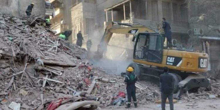 كارثة في العباسية.. انهيار عقار يودي بحياة العشرات ومأساة “عريس” تحت الأنقاض