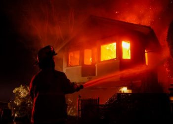 حرائق كاليفورنيا تهدد منازل المشاهير وتشلّ هوليوود