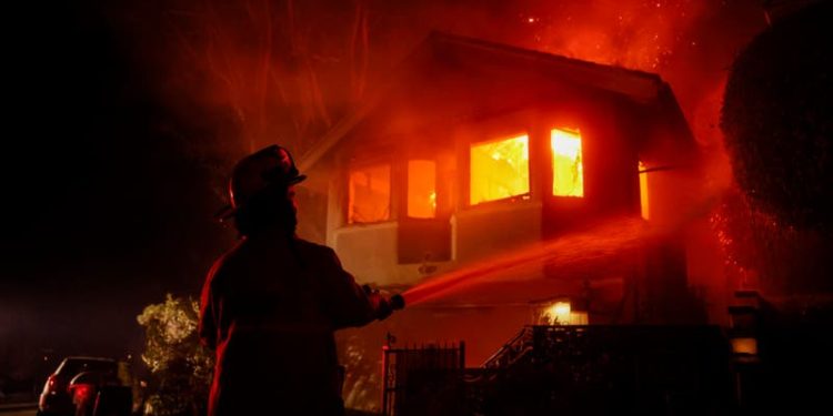 حرائق كاليفورنيا تهدد منازل المشاهير وتشلّ هوليوود