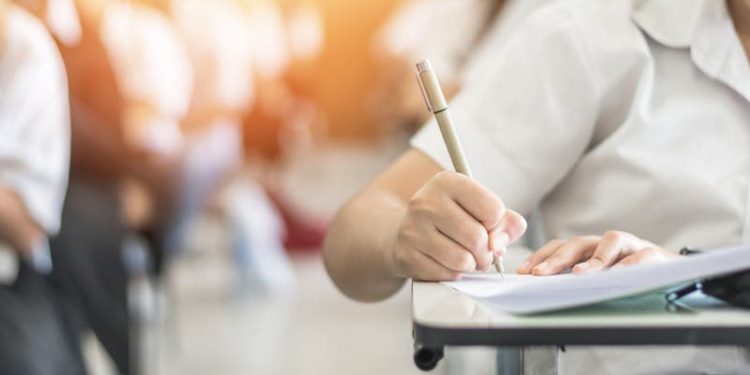 واقعة غريبة: طالب إعدادي يؤدي امتحانًا بدل صديقه المسافر.. والتحقيقات تكشف التفاصيل