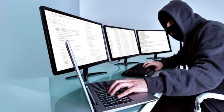 وهم الثراء السريع.. مصري يروي تفاصيل سقوطه ضحية لمنصة FBC