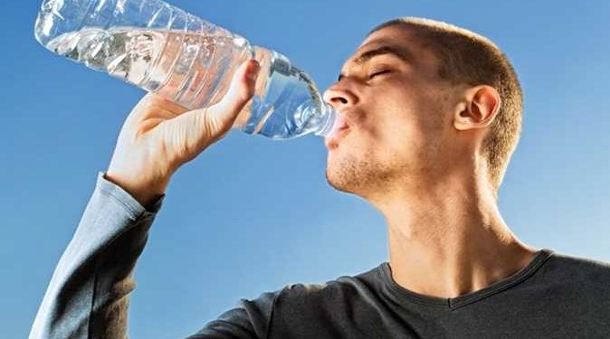 هل قلة شرب المياه تسبب أزمات قلبية.. طبيب قلب يرد