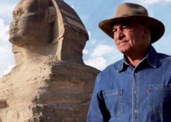 زاهي حواس يواجه اتهامات بتحطيم تمثال أثري في سقارة.. ويؤكد: “خطأ صغير تم إصلاحه”