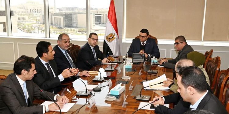 بحضور د. وليد عباس…وزير الإسكان يجتمع مع عددا من مطوري مدينة سفنكس الجديدة