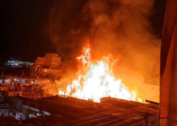 عاجل… جاري تكسير سور السكة الحديد لدخول سيارات المطافي لإخماد حريق هائل بشارع مصطفى ترك بالشرابية