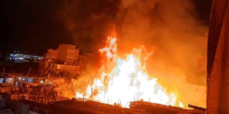 عاجل… جاري تكسير سور السكة الحديد لدخول سيارات المطافي لإخماد حريق هائل بشارع مصطفى ترك بالشرابية