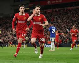 ليفربول يفوز على إيفرتون ويقترب من حسم الدوري الانجليزي