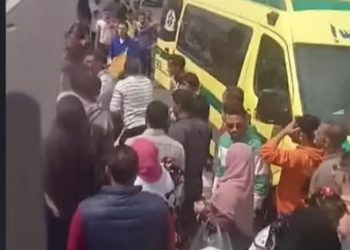 سيدة تلقي بطفليها من أعلى كوبري المشاة أمام البنك الأهلي بالعامرية