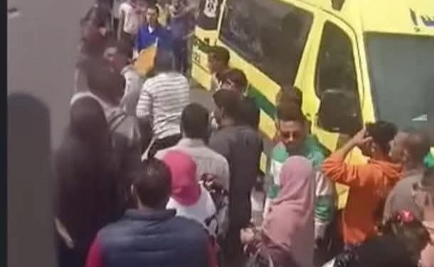 سيدة تلقي بطفليها من أعلى كوبري المشاة أمام البنك الأهلي بالعامرية