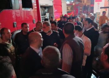 وصول مباحث القاهرة والحماية المدنية والنائبان إيهاب العمدة و عمر وطني لمعاينة حريق هائل بمخزن الاخشاب بحي الشرابية