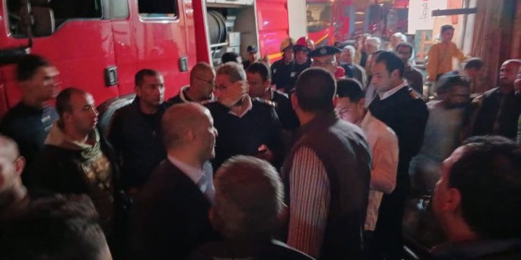 وصول مباحث القاهرة والحماية المدنية والنائبان إيهاب العمدة و عمر وطني لمعاينة حريق هائل بمخزن الاخشاب بحي الشرابية