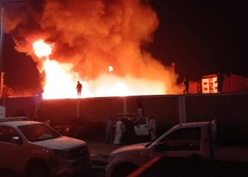 عاجل…النائب عمر وطني: جاري هدم سور السكة الحديد لدخول سيارات المطافي لإخماد حريق مخزن الأخشاب بالشرابية