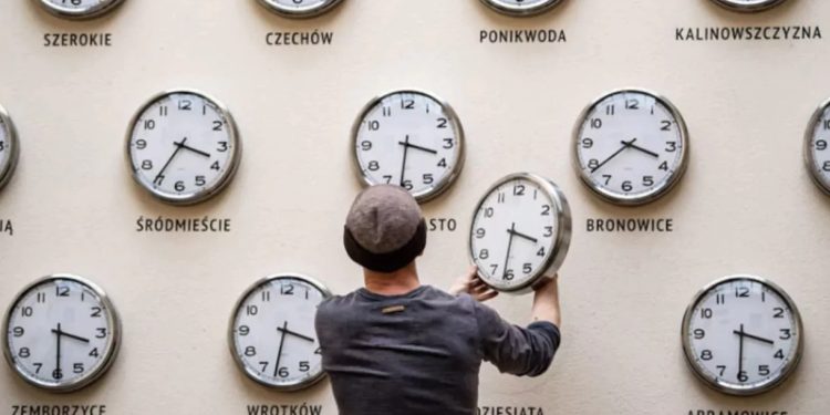 مصر تبدأ العد التنازلي لتطبيق التوقيت الصيفي.. خطوات لضبط الساعة على الهاتف