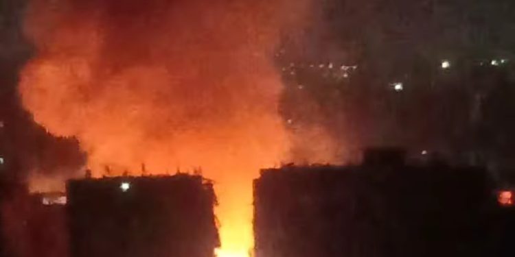 قوات الحماية المدنية تدفع بسيارات إطفاء لإخماد حريق هائل بالشرابية