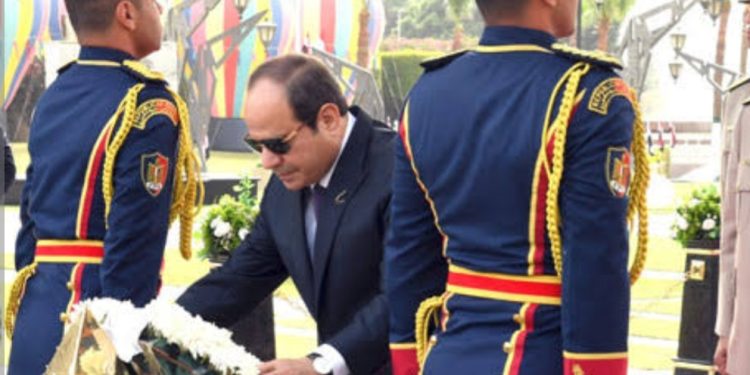 الرئيس السيسي يضع إكليل زهور على النصب التذكاري لشهداء القوات المسلحة 