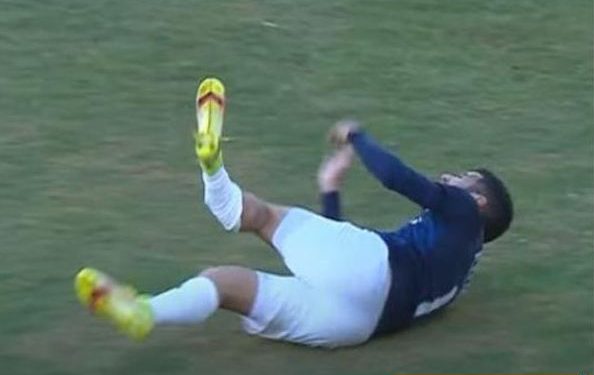 ” كسر في الساق” الجزائرى أحمد قندوسي يتعرض لإصابة مروعة