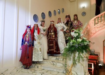 عرض أزياء تركي لـ تقاليد الزفاف العريقة في الأناضول بالسفارة التركيه بالقاهرة| صور