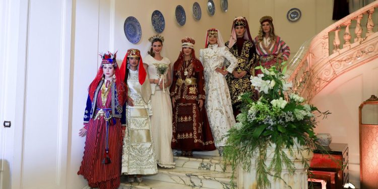 عرض أزياء تركي لـ تقاليد الزفاف العريقة في الأناضول بالسفارة التركيه بالقاهرة| صور