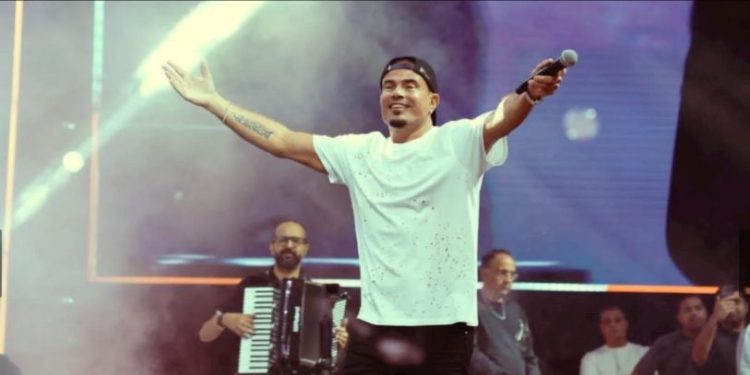 عمرو دياب بالكويت.. تفاصيل ما حدث في حفل ضخم للهضبة على مسرح “أرينا”