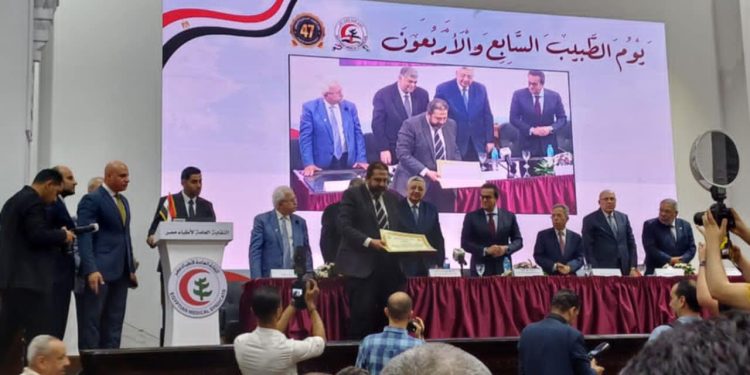  خلال الاحتفال بيوم الطبيب الـ 47 .. نتواصل مع الوزراء لتفعيل قانون المسؤولية الطبية | صور