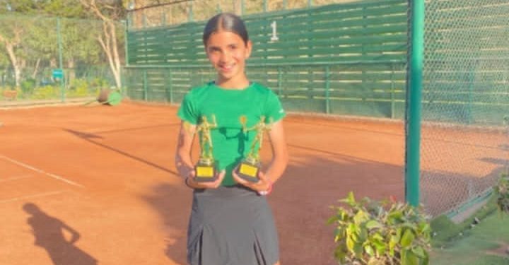 الموهبة الصاعدة ملك إسماعيل تفوز ببطولة الجمهورية للتنس تحت ١٢ سنه