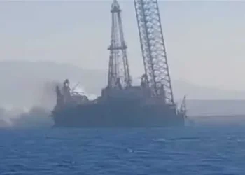 إنقلاب البارج البحري بمنطقة جبل الزيت بخليج السويس .. ووزير البترول يتوجه للموقع