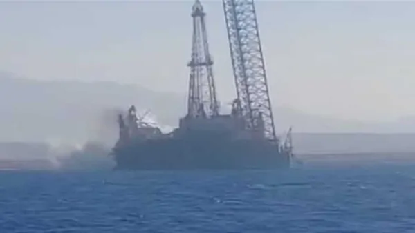 إنقلاب البارج البحري بمنطقة جبل الزيت بخليج السويس .. ووزير البترول يتوجه للموقع