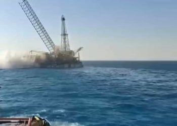 تفاصيل حادث انقلاب حفار بترول بمنطقة خليج السويس ومصرع شخصين وإنقاذ 24