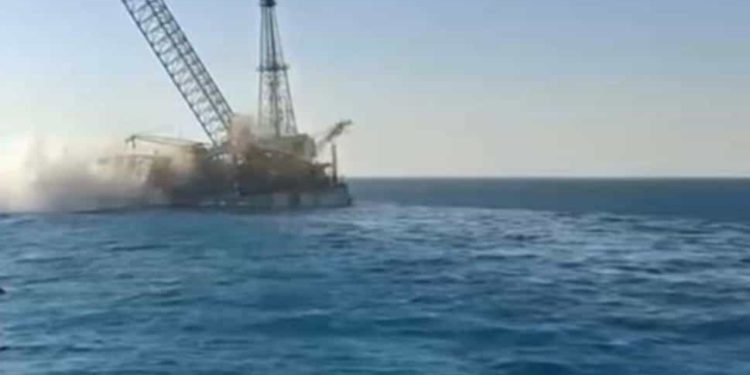 تفاصيل حادث انقلاب حفار بترول بمنطقة خليج السويس ومصرع شخصين وإنقاذ 24