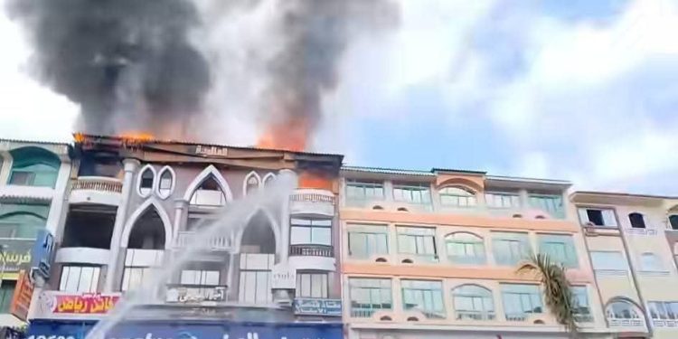 بدون إصابات بشرية ..السيطرة على حريق بعقار أعلى صيدلية العزبي بدمياط الجديدة