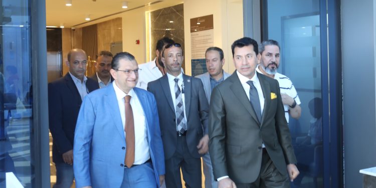 وزير الشباب و الرياضة في زيارة تفقدية لمستشفى المحور ويشيد بالامكانيات الضخمة