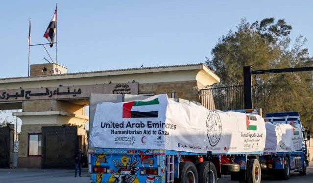 مصر تنجح في إدخال مئات الشاحنات إلى غزة.. والإمارات تواصل “الفارس الشهم” لإنقاذ المدنيين