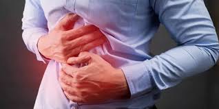 طبيب يحذر: آلام المعدة والصدر قد تكون مؤشرًا لأزمات قلبية أو مشاكل تنفسية خطيرة