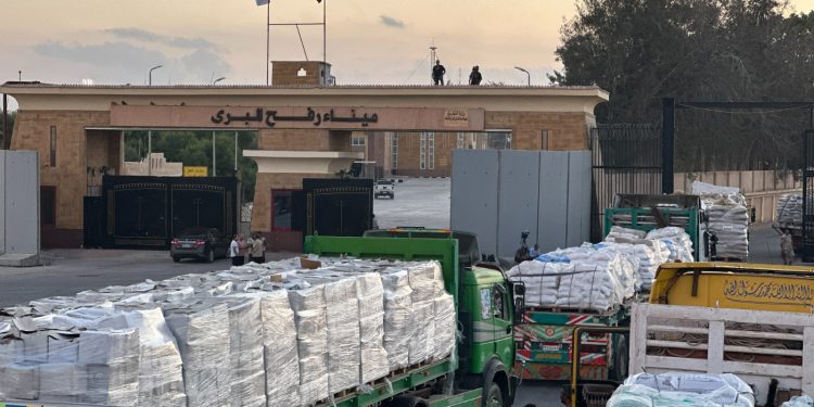 3700 طن مساعدات غذائية وإغاثية يدفعها الهلال الأحمر المصري بـ قافلة «زاد العزة» الـ 23 لـ غزة