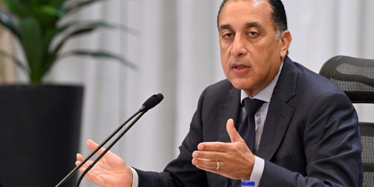 مدبولي يستعرض آليات تنفيذ مشروعات الكهرباء بالمدن الجديدة بالمشاركة مع القطاع الخاص