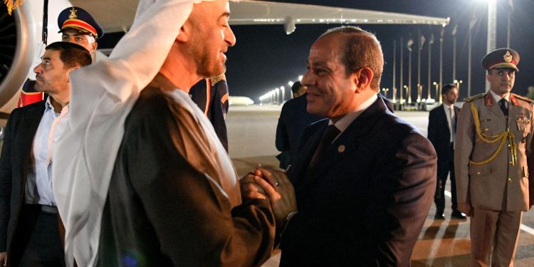 الرئيس السيسي يستقبل رئيس الإمارات محمد بن زايد آل نهيان في مطار العلمين