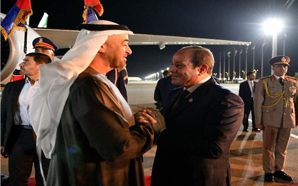 الرئيس السيسي يستقبل رئيس الإمارات محمد بن زايد آل نهيان في مطار العلمين