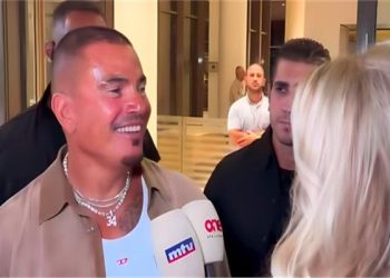 عمرو دياب لحظة وصوله لـ مطار بيروت: «انتظر الحفل من السنة للسنة» | فيديو