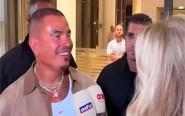 عمرو دياب لحظة وصوله لـ مطار بيروت: «انتظر الحفل من السنة للسنة» | فيديو