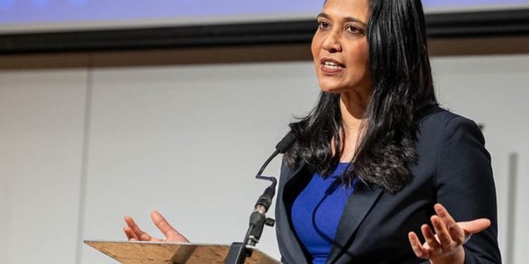 استقالة وزيرة التشرد البريطانية بسبب رفع إيجار منزلها.. اعرف القصة