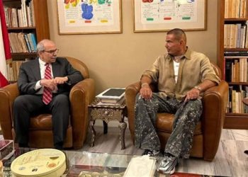  قبل حفله الغنائي في بيروت .. رئيس وزراء لبنان يستقبل  الهضبة عمرو دياب | صور