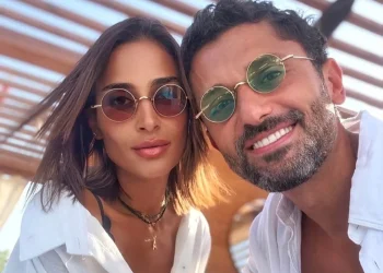 كريم محمود عبد العزيز يرد على شائعة انفصاله بصورة مع زوجته وتعليق.. شاهد