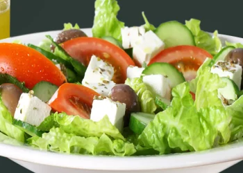 السلطة الخضراء كنز فوائد صحية على المائدة اليومية.. حصن للقلب والمعدة والأوعية الدموية