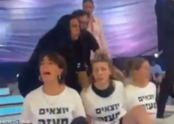 متظاهرون يقتحمون استديو قناة 13 الإسرائيلية مُرتدين تيشرتات عليها “غادروا غزة”